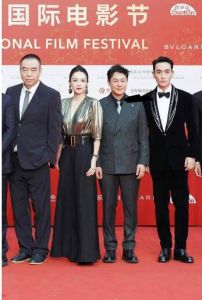 張頌文討好陳凱歌，合影站C位，北影節后臺才是“名利場”！